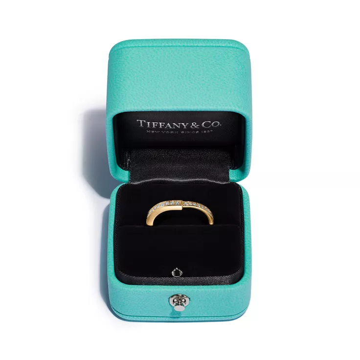Tiffany Lock:Ring in Yellow Gold with Pav&eacute; Diamonds, 5