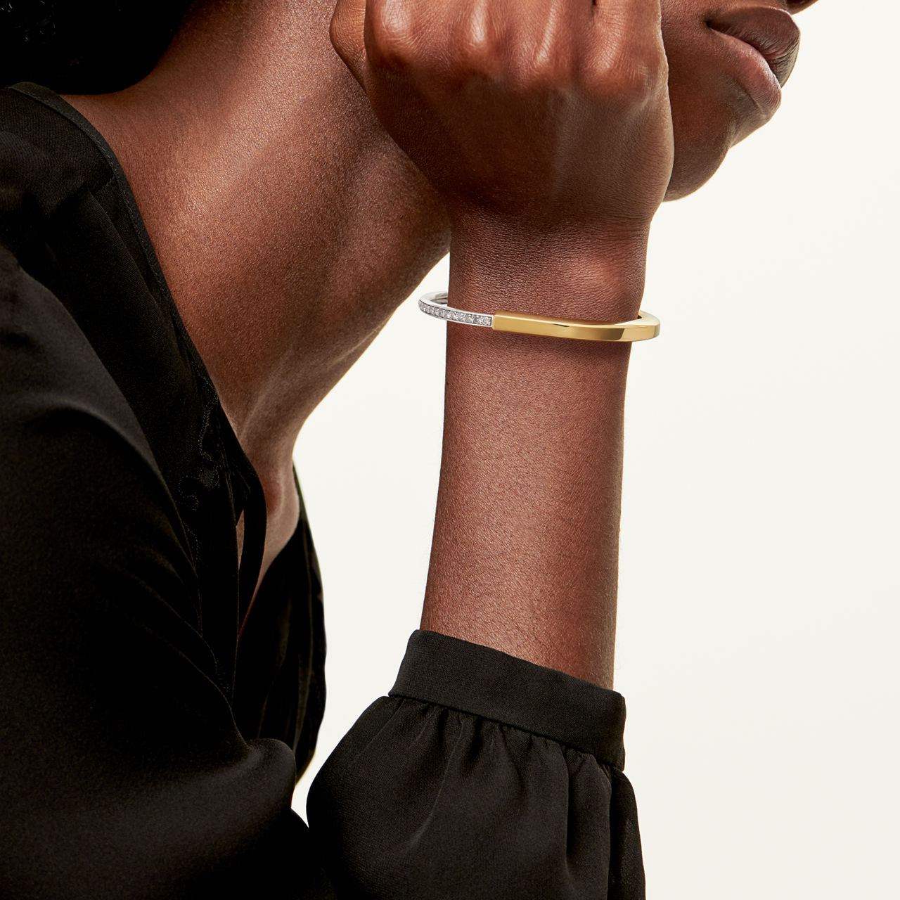 Brazalete en oro amarillo y blanco con medio pavé de diamantes