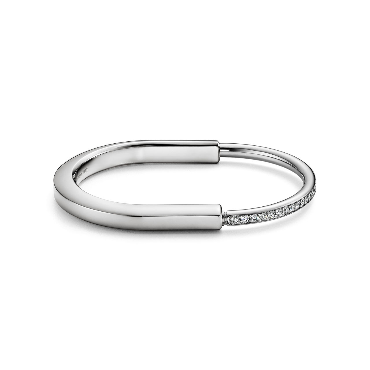 Brazalete en oro blanco con medio pavé de diamantes