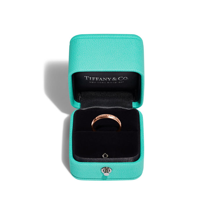 T&CO.®:Band Ring in Rose Gold with a Diamond image number 5
