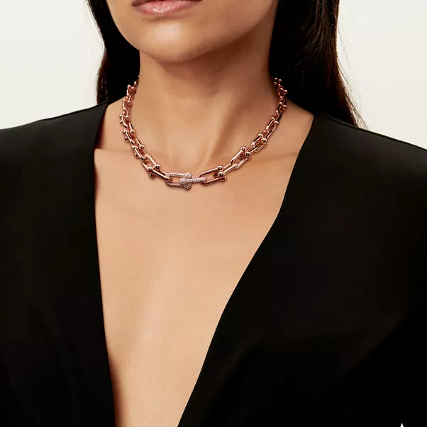 Collar de eslabones escalonados de oro rosa con diamantes en pavé