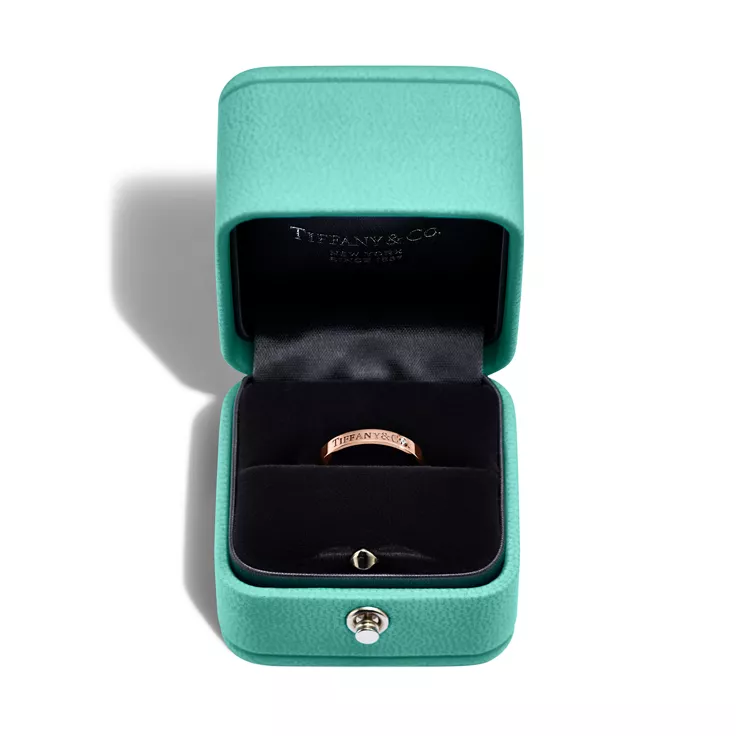 T&CO.&reg;:Band Ring in Rose Gold with a Diamond, 5