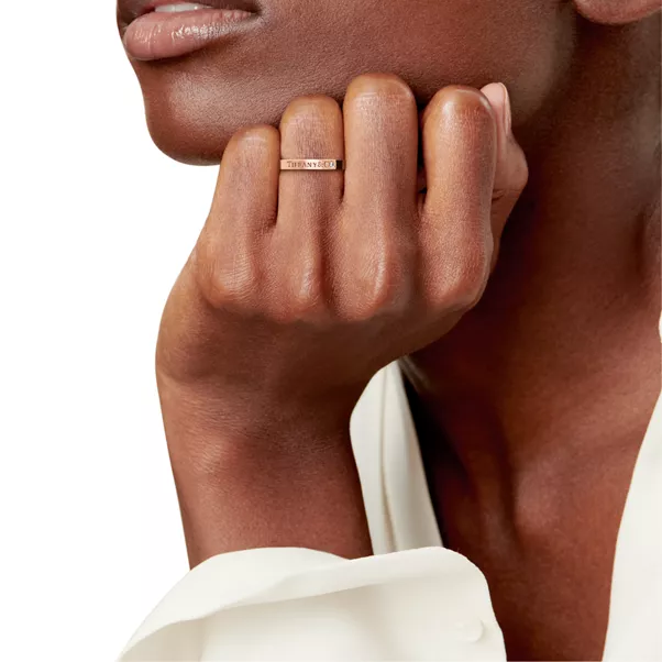 Band Ring in Rose Gold with a Diamond