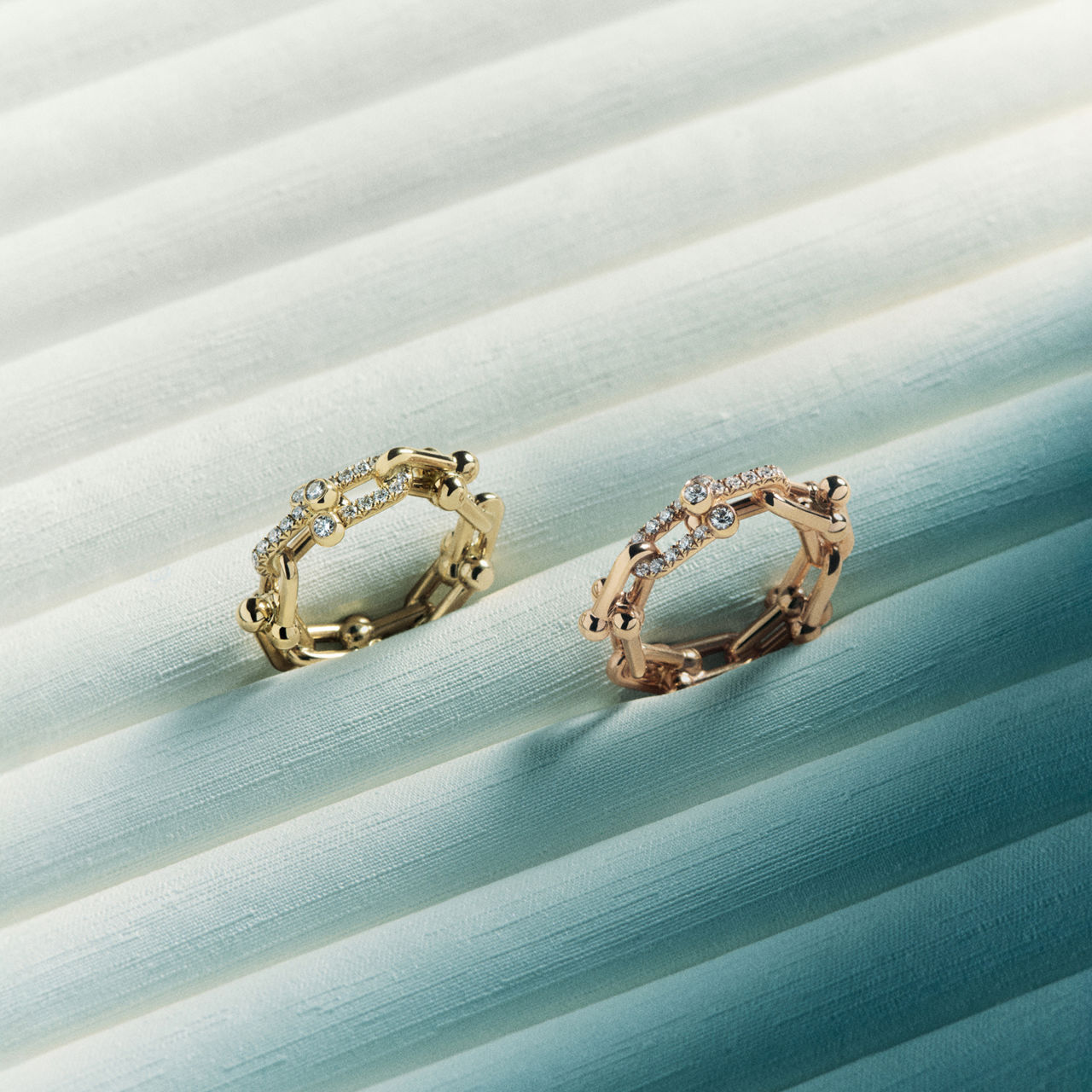 Collezione HardWear by Tiffany:Anello a maglie piccole in oro giallo con diamanti numero immagine 3