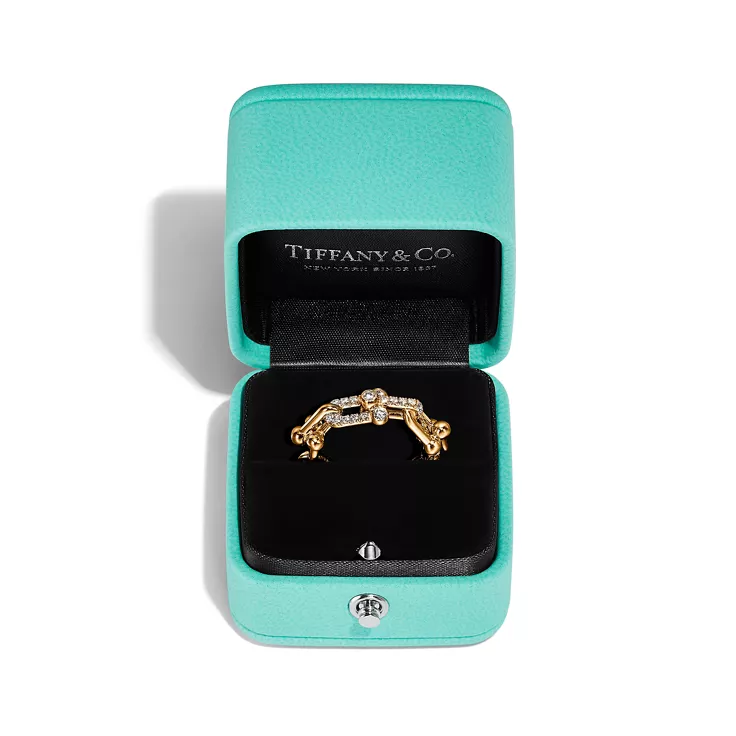 Tiffany HardWear:Small Link Ring in Yellow Gold with Diamonds, 6