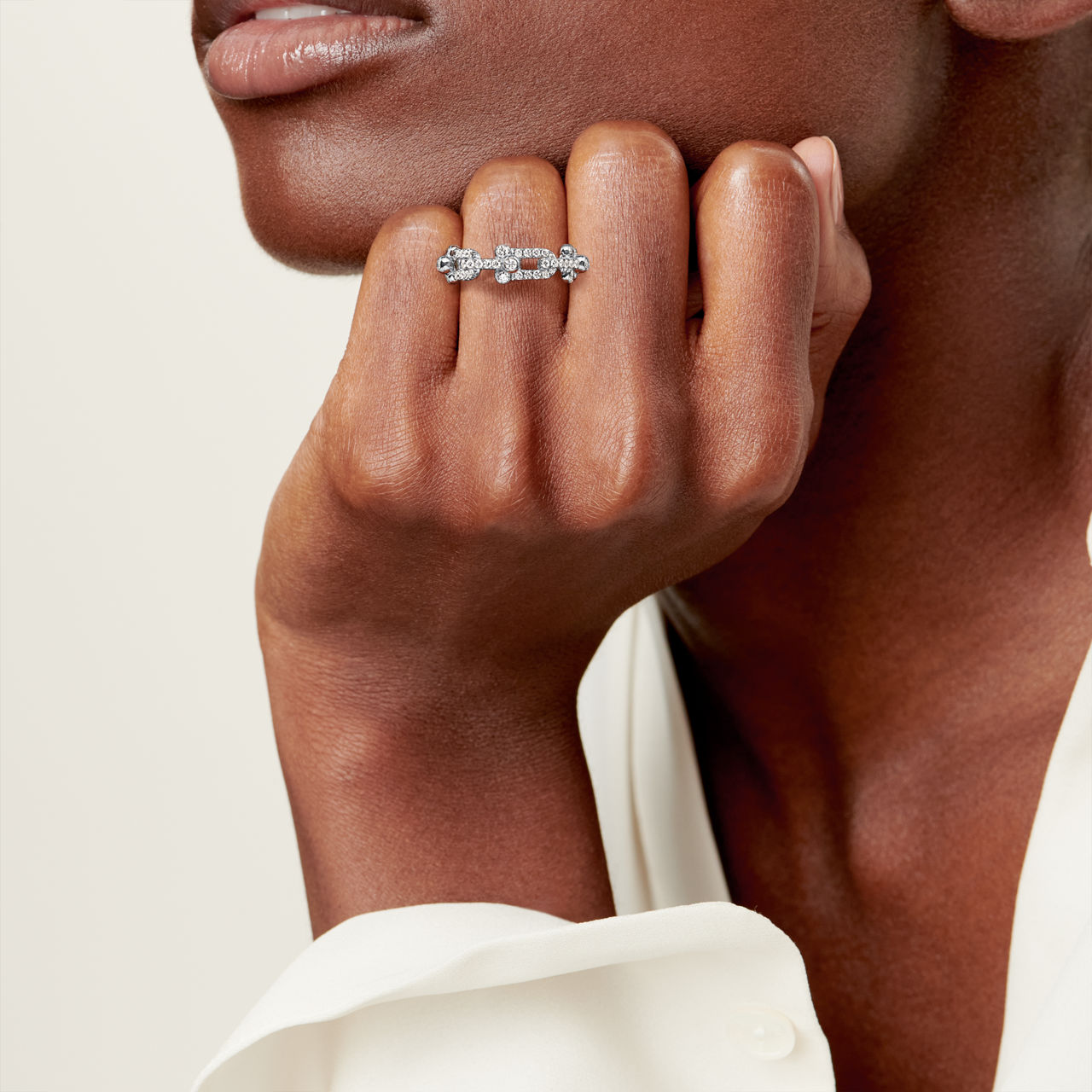 Anillo de eslabones pequeños de oro blanco con diamantes en pavé