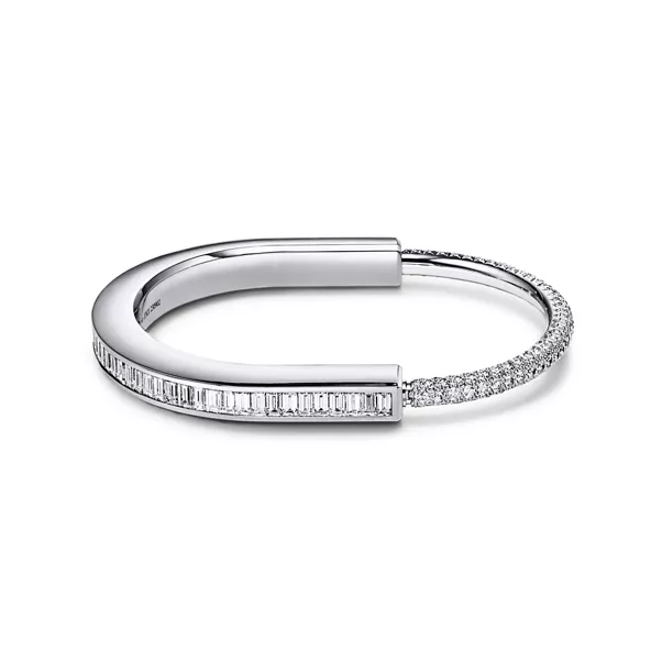 Armreif in Weißgold mit Diamanten im Baguetteschliff und Pavé-Diamanten