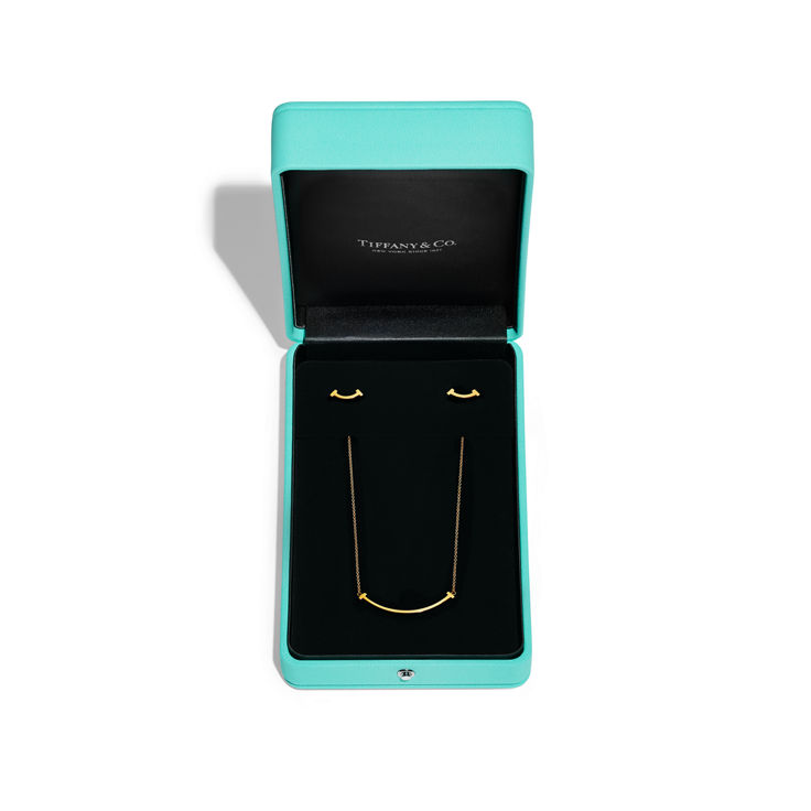 Tiffany T:Smile Pendant and Earrings Set, Limited Edition in Yellow Gold image number 5