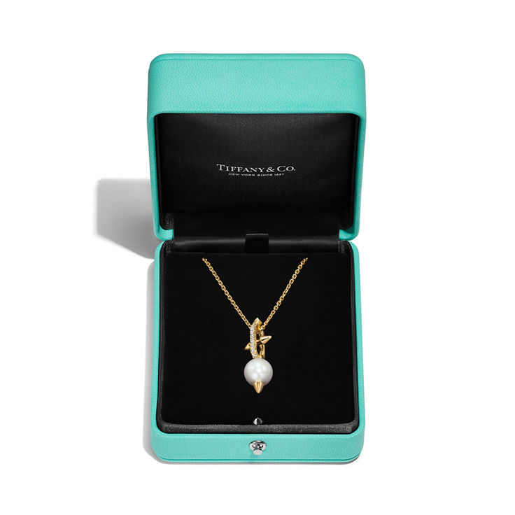 Tiffany Titan by Pharrell Williams:Pearl Pendant in Yellow Gold with Diamonds image number 6