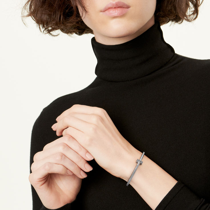 Collezione Tiffany T:Bracciale T1 con pavé di diamanti in oro bianco numero immagine 1