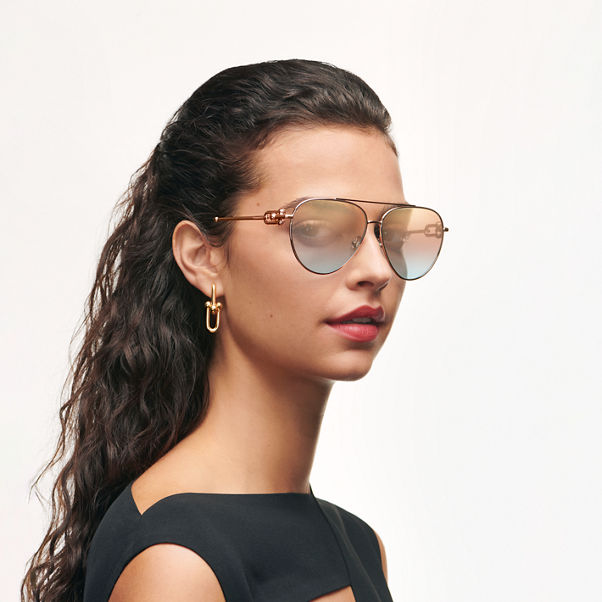 Tiffany HardWear:Sonnenbrille aus roségoldfarbenem Metall mit rosa Gläsern