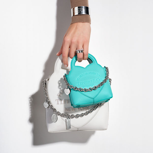 Return to Tiffany™:Mikrotasche aus silberfarbenem Leder