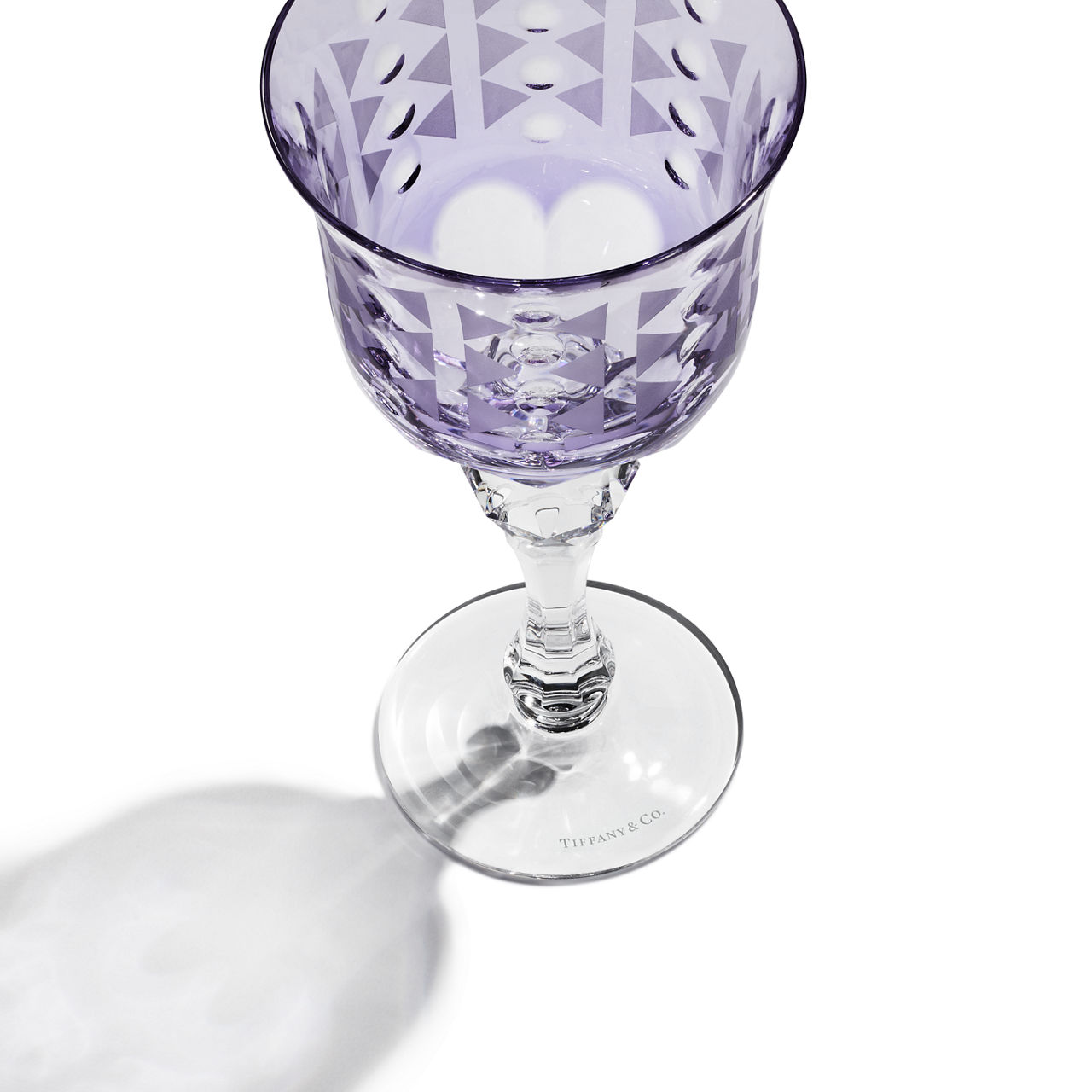 Weißweinglas aus amethystlilanem Bleikristall