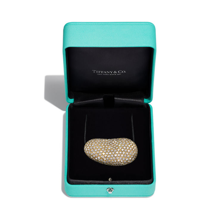 Elsa Peretti®:Bean® design Pendant in Yellow Gold with Diamonds image number 4
