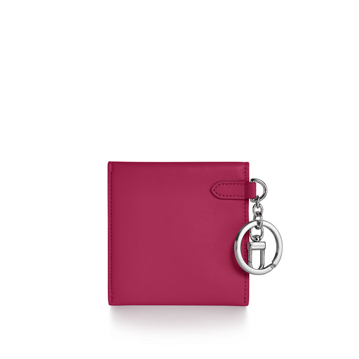 Collezione Return to Tiffany™:Ciondolo Pouch Bag in pelle fucsia numero immagine 2