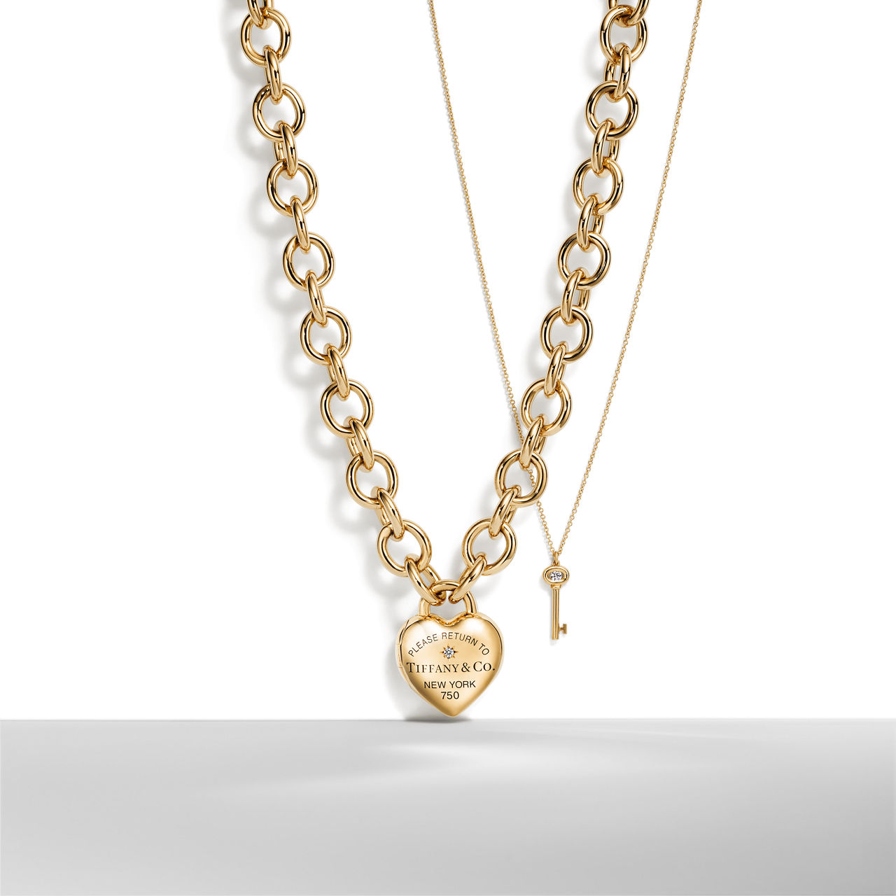 Return to Tiffany™:Full Heart Toggle Necklace in Yellow Gold with Diamonds image number 0