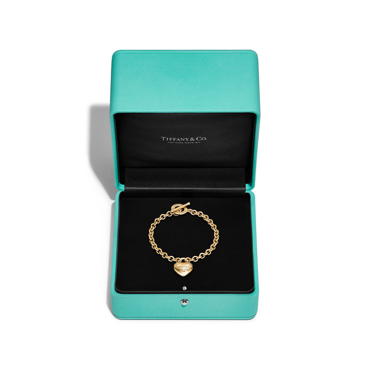 Return to Tiffany™:Full Heart Toggle Bracelet in Yellow Gold image number 5