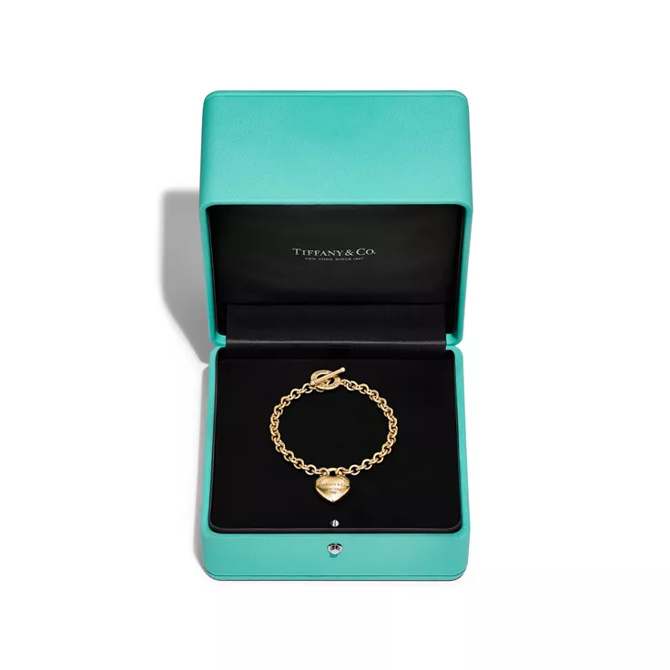 Return to Tiffany™:Full Heart Toggle Bracelet in Yellow Gold, 5