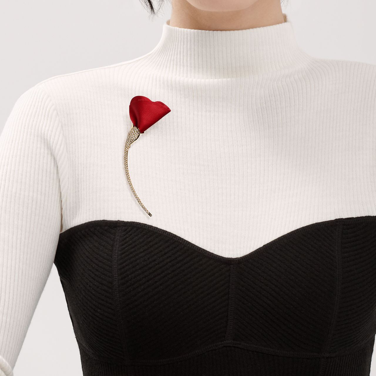 Amapola Brooch in Yellow Gold with Diamonds and Red Silk