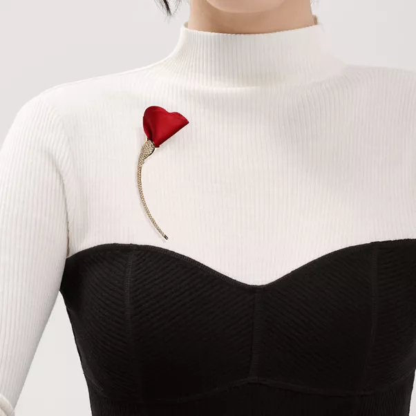 Amapola Brooch in Yellow Gold with Diamonds and Red Silk