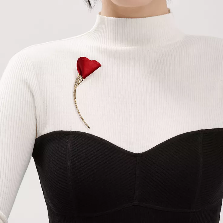 Elsa Peretti®:Amapola Brooch in Yellow Gold with Diamonds and Red Silk, 1