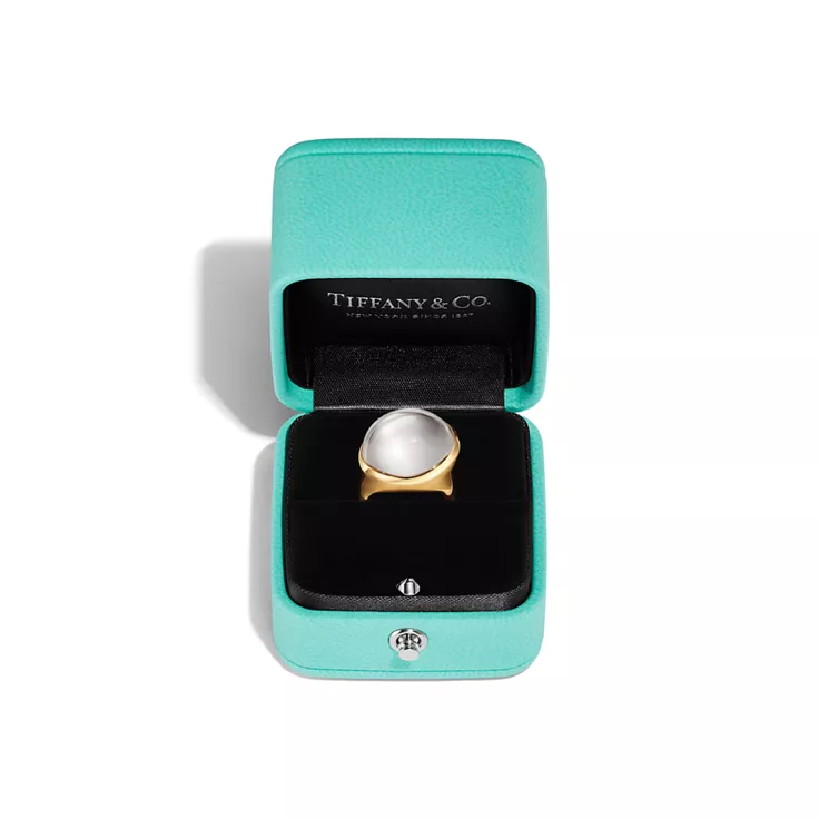 Elsa Peretti®:Cabochon Ring in Yellow Gold with Rock Crystal, 4
