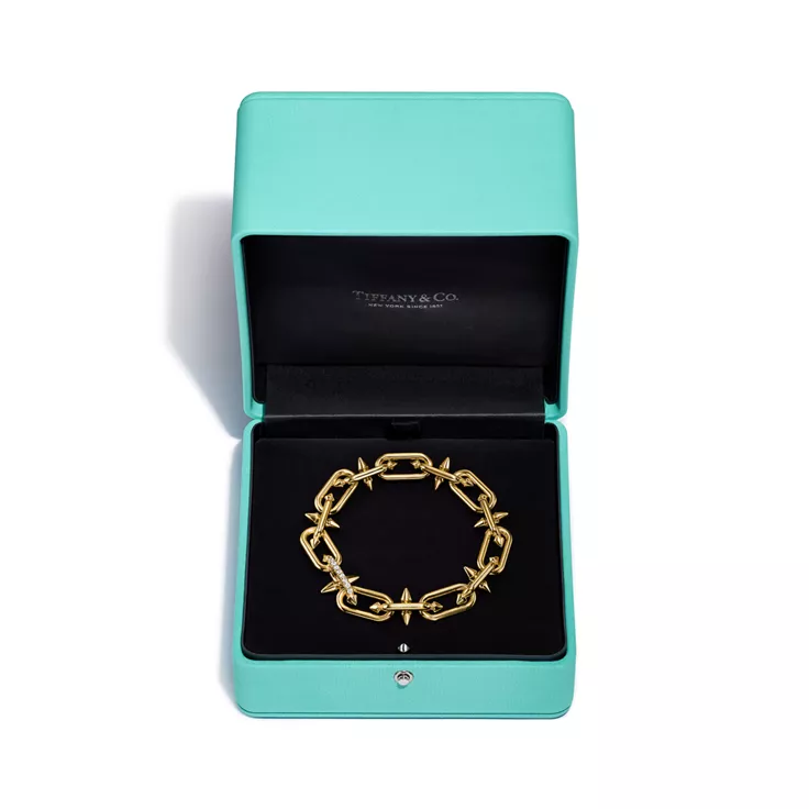 Tiffany Titan by Pharrell Williams:Clasp Bracelet in Gold with Diamonds, 8
