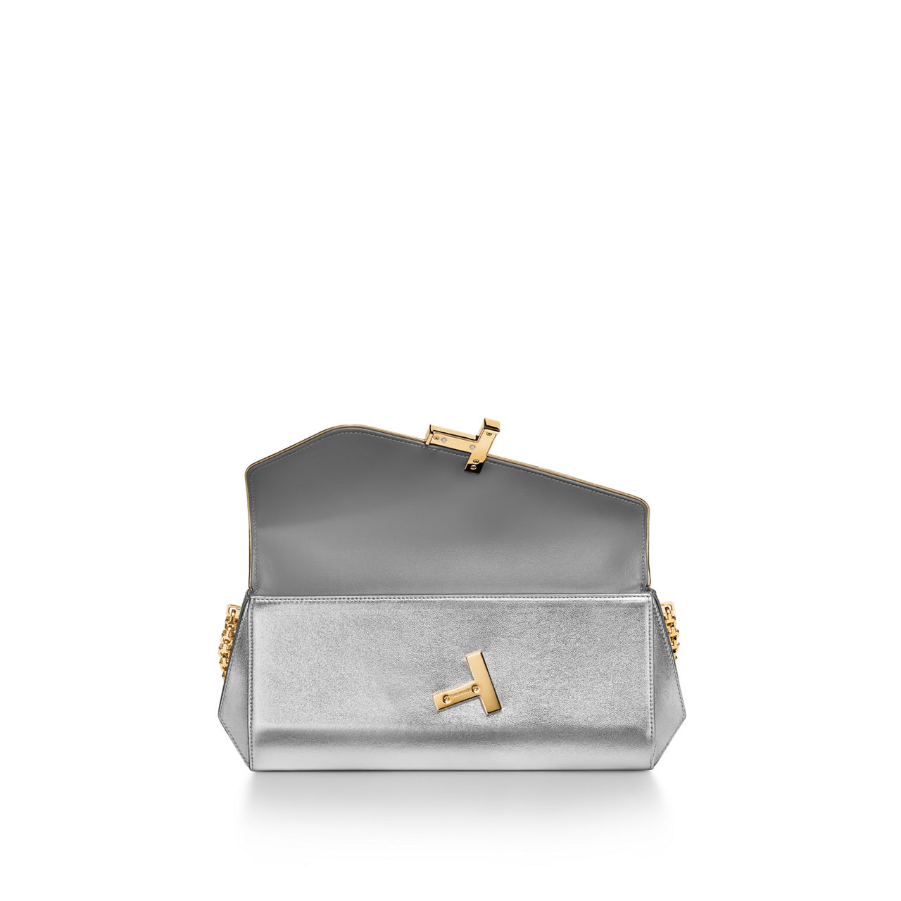 Clutch an einer Kette aus silberfarbenem Leder an einer Kette