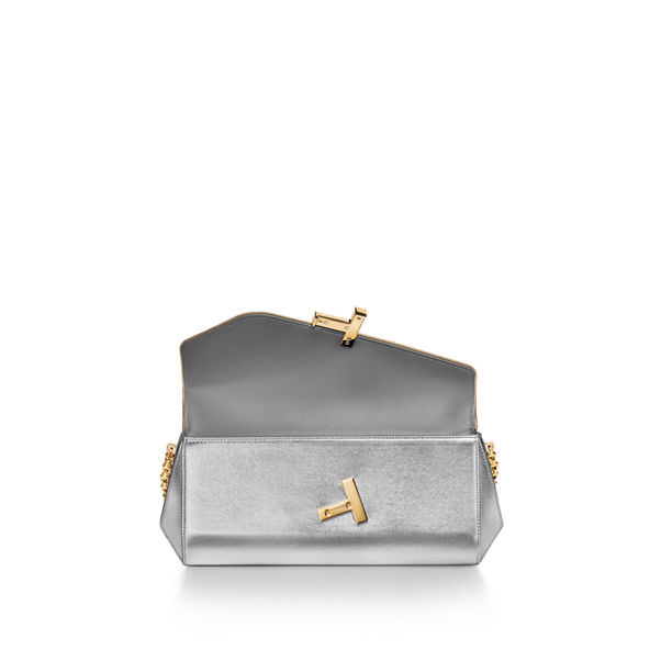 Tiffany T:Clutch an einer Kette aus silberfarbenem Leder an einer Kette