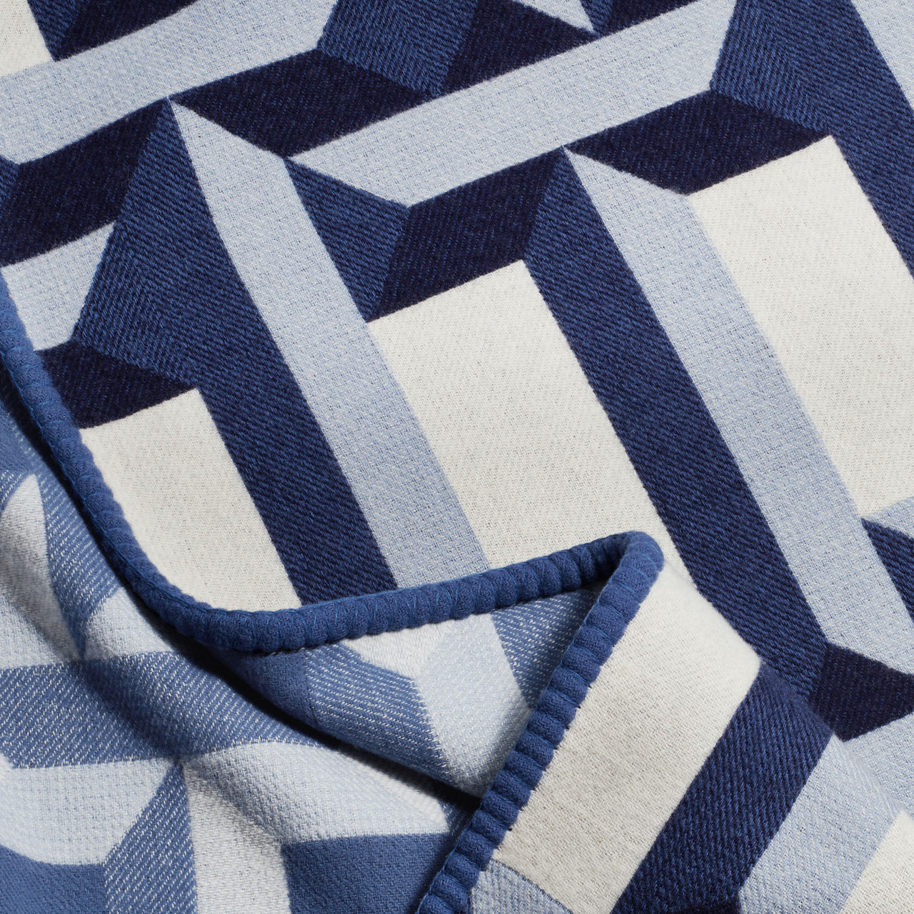 True Blanket in Tanzanite-coloured Wool and Cashmere