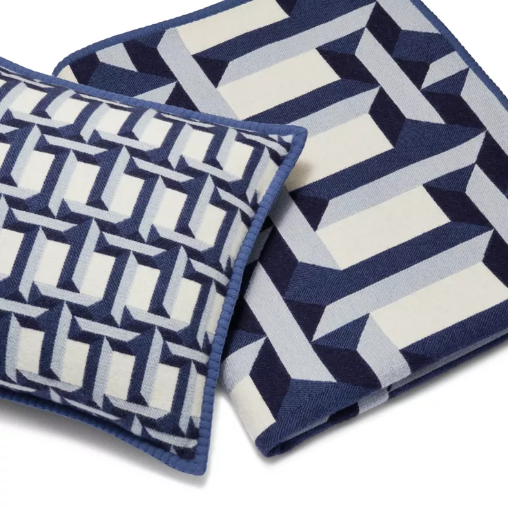 Collezione Tiffany T:Coperta True in lana e cachemire color tanzanite, 4