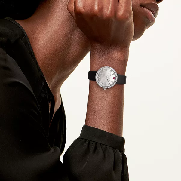 Reloj redondo de 32 mm en oro blanco con una rubelita y diamantes