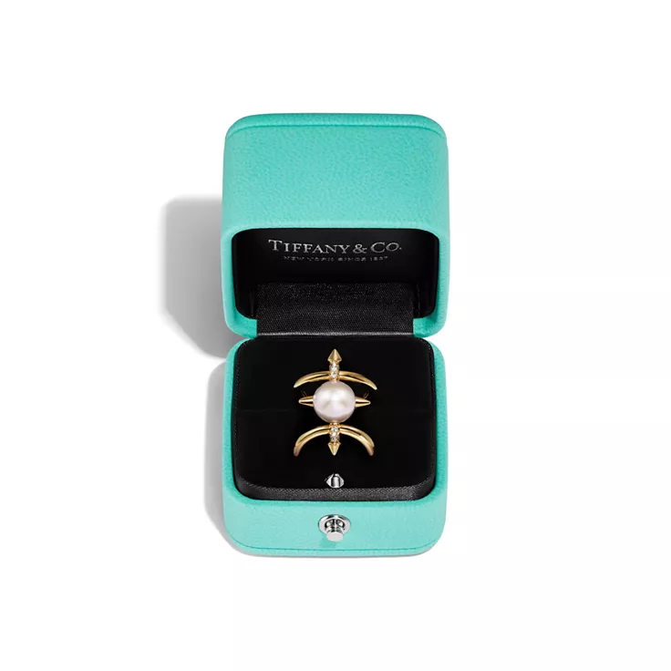 Tiffany Titan by Pharrell Williams:Pearl Ring in Yellow Gold with Diamonds, 6