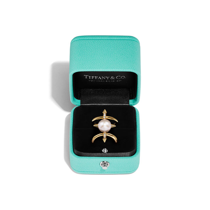 Tiffany Titan by Pharrell Williams:Pearl Ring in Yellow Gold with Diamonds image number 6