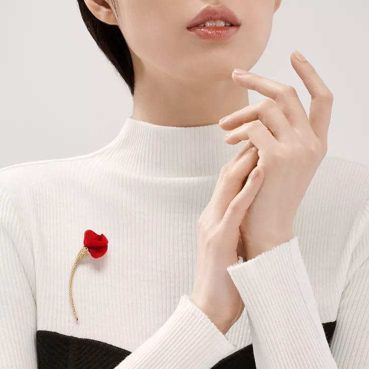 Collezione Elsa Peretti®:Spilla Amapola in oro giallo con seta rossa, 1