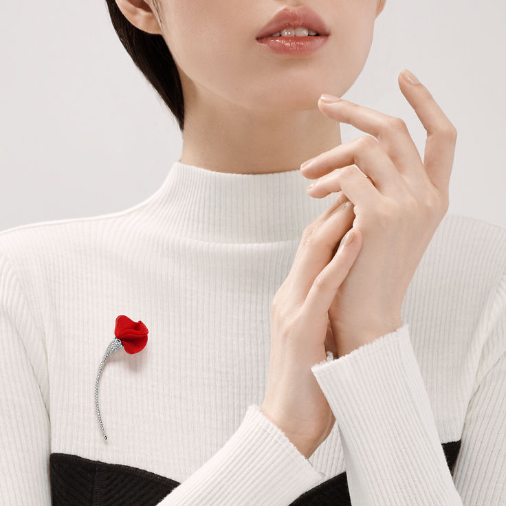 Elsa Peretti®:Amapola Brooch in Platinum with Diamonds and Red Silk image number 1