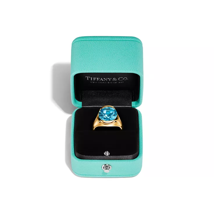 Elsa Peretti®:Fancy Color Ring in Yellow Gold with a Blue Topaz, 4