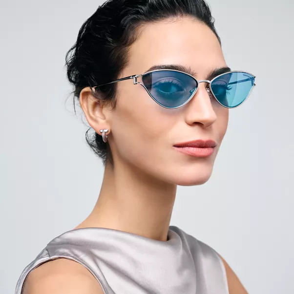 Sonnenbrille aus silberfarbenem Metall mit Gläsern mit Farbverlauf in Tiffany Blue®