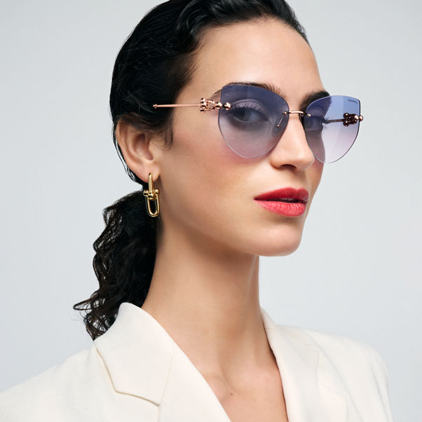 Tiffany HardWear:Sonnenbrille aus roségoldfarbenem Metall mit blauen Gläsern