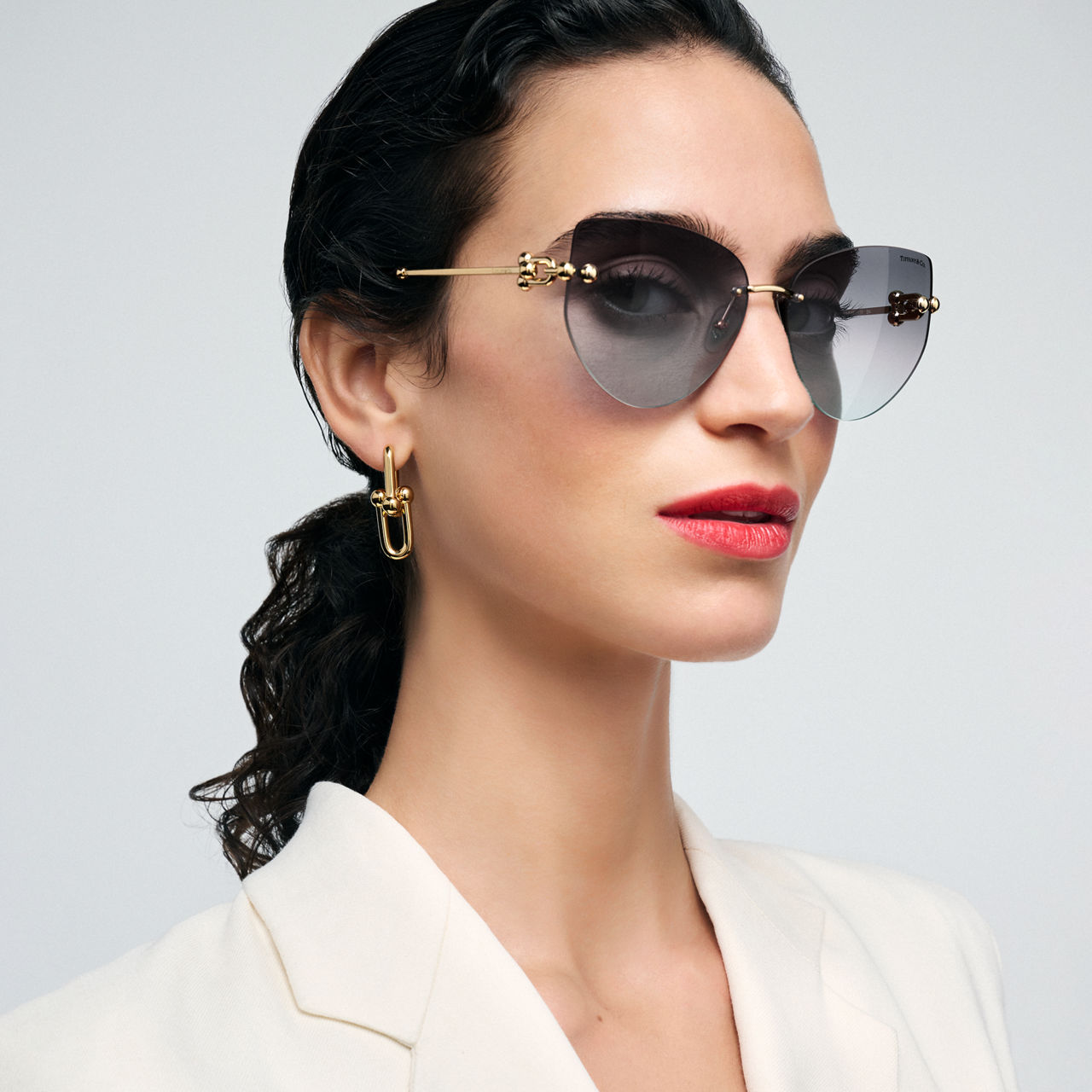 Sonnenbrille aus blassgoldfarbenem Metall mit Gläsern mit grauem Farbverlauf