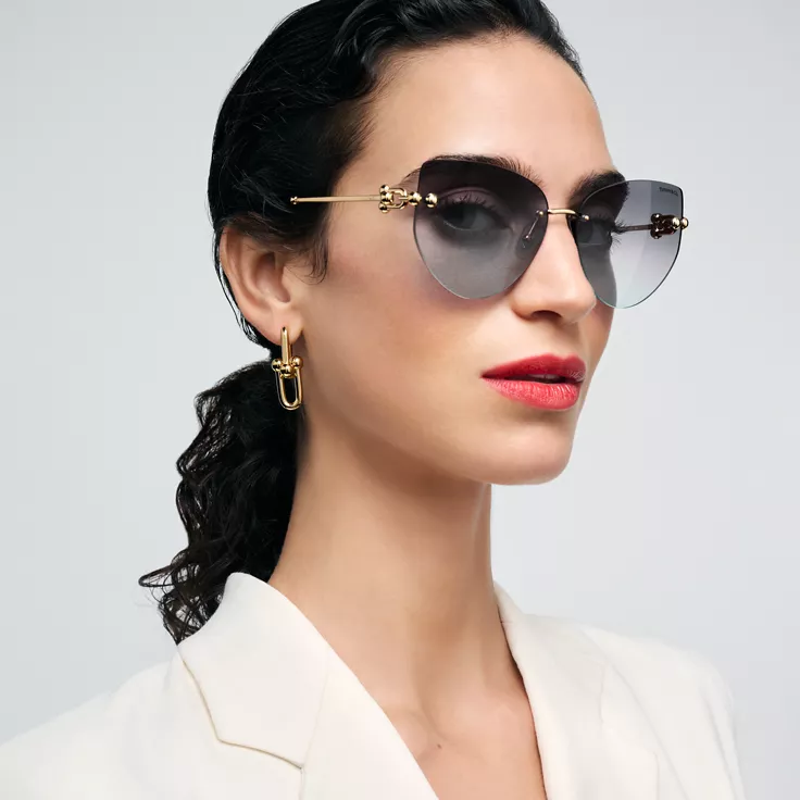 Collezione Tiffany HardWear:Occhiali da sole in metallo dorato chiaro con lenti sfumate grigie, 1