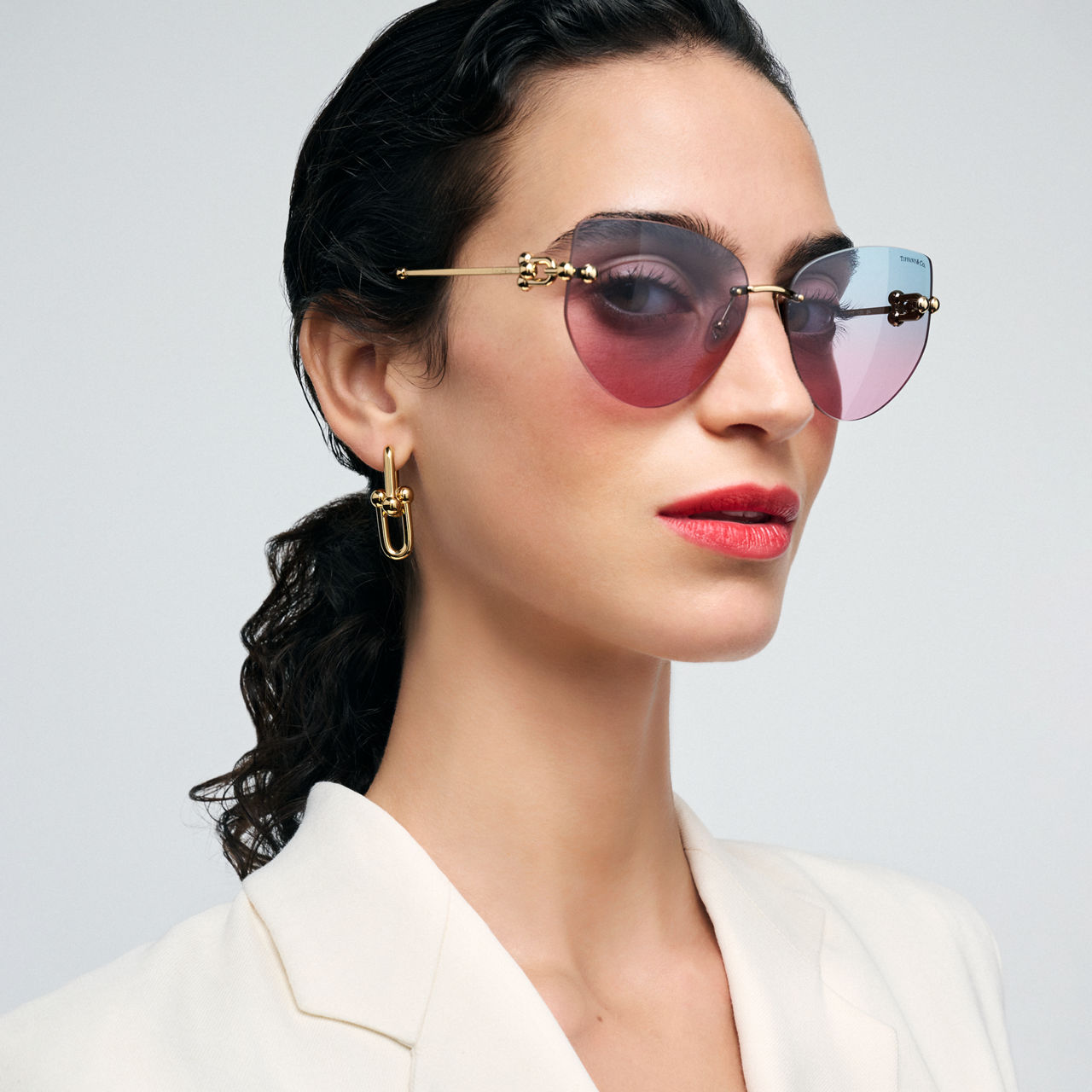 Sonnenbrille aus blassgoldfarbenem Metall mit Gläsern mit violettem Farbverlauf
