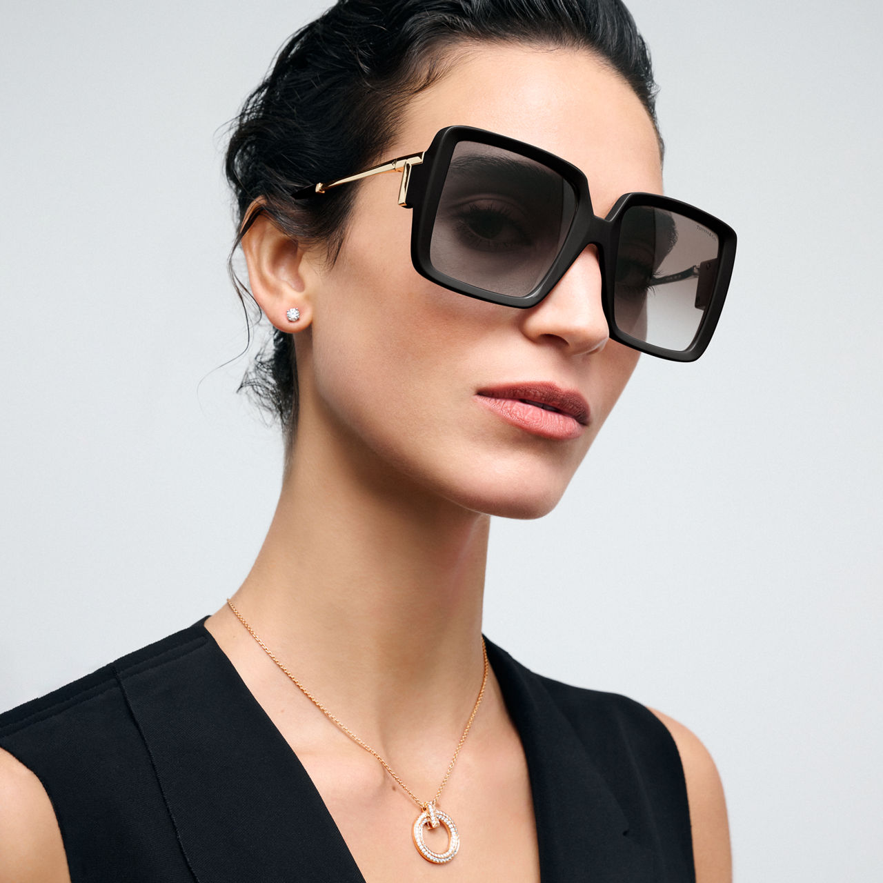 Sonnenbrille aus schwarzem Acetat mit Gläsern mit grauem Farbverlauf