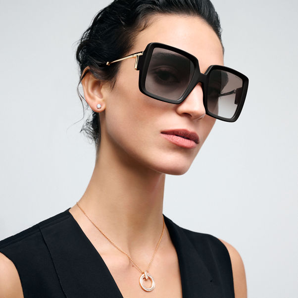 Tiffany T:Sonnenbrille aus schwarzem Acetat mit Gläsern mit grauem Farbverlauf