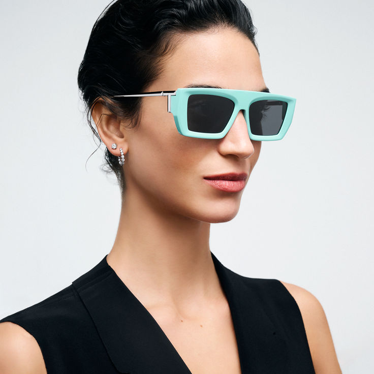 Tiffany T:Sonnenbrille aus Acetat in Tiffany Blue® mit dunkelgrauen Gläsern Bildnummer 1