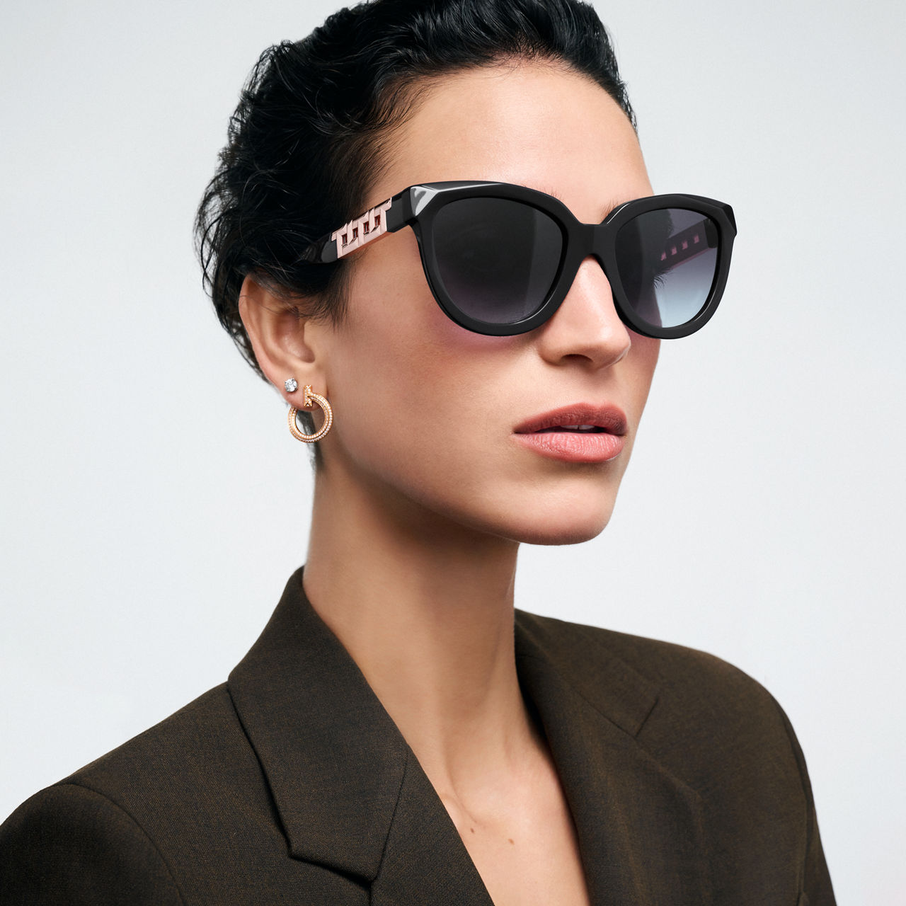 True Sonnenbrille aus schwarzem Acetat mit grauen Gläsern