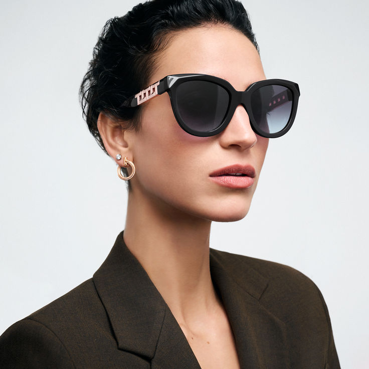 Tiffany T:True Sonnenbrille aus schwarzem Acetat mit grauen Gläsern Bildnummer 1