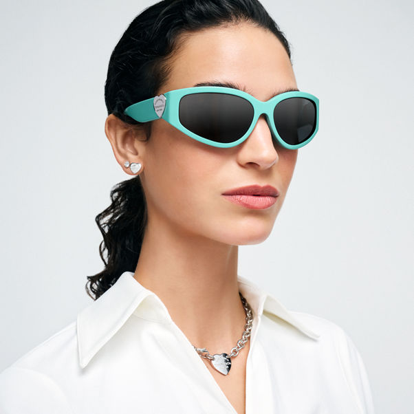 Return to Tiffany™:Sonnenbrille aus Acetat in Tiffany Blue® mit dunkelgrauen Gläsern