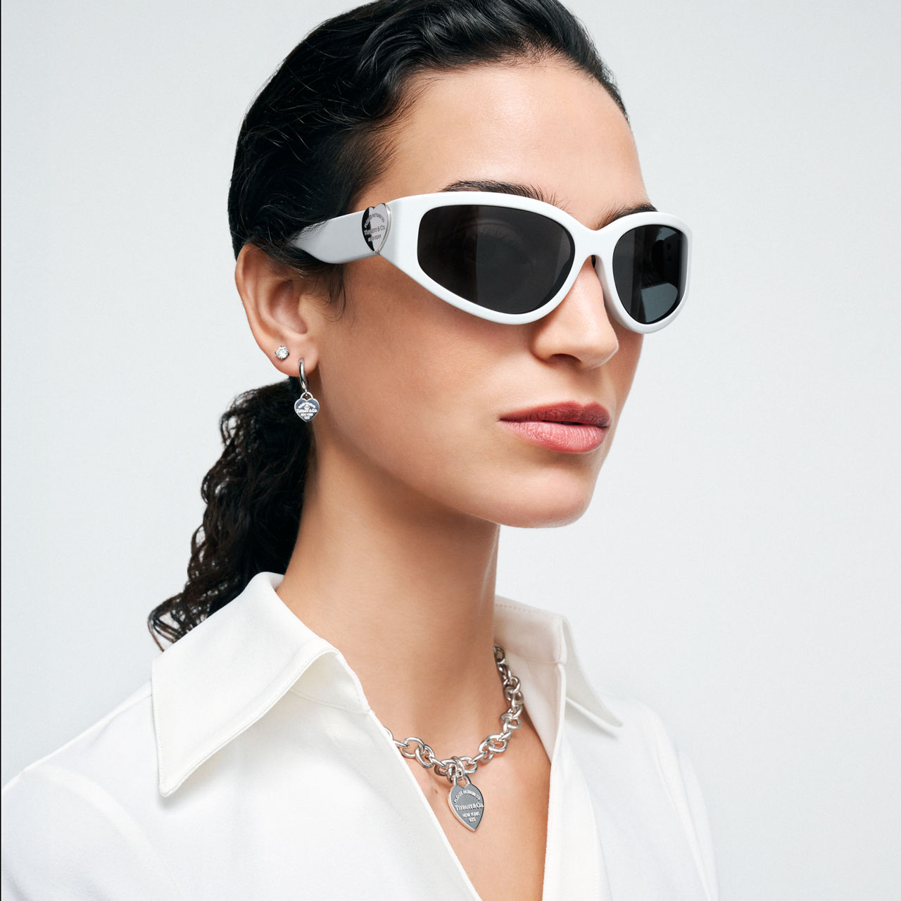 Sonnenbrille aus weißem Acetat mit dunkelgrauen Gläsern