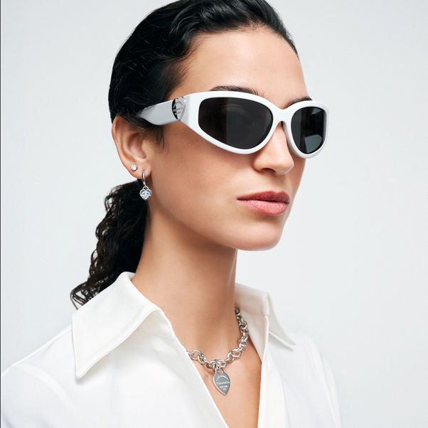 Return to Tiffany™:Sonnenbrille aus weißem Acetat mit dunkelgrauen Gläsern